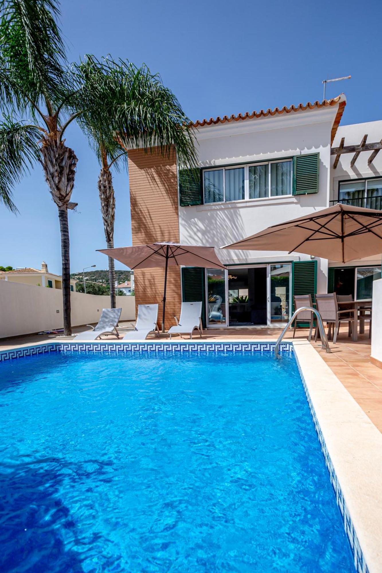 Spacious House With Pool Ferienhaus